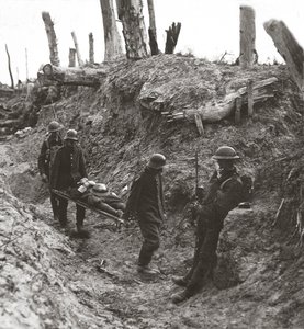 1916年，在对Trones Wood的猛烈攻击中，德国囚犯不得不带着我们的伤员 作者 英国摄影师